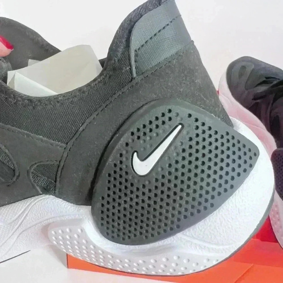 Nike Varsity Compete TR 2 Sneakers Black and White Men's Size 14 - Picture 6 of 12